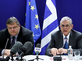 Das lange Warten hat ein Ende: Griechenlands Finanzminister Evangelos Venizelos (l.) mit Premierminister Lucas Papademos.