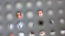 Die Architekten Till Schneider (l) und Michael Schumacher hinter ihrem Modell des Daches für den Erweiterungsbau.