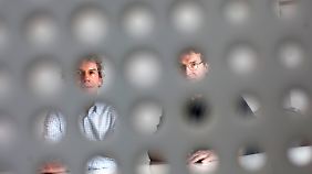 Die Architekten Till Schneider (l) und Michael Schumacher hinter ihrem Modell des Daches für den Erweiterungsbau.