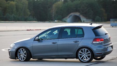 Hoch das Bein: Mit dem adaptiven Fahrwerk und dem gut abgestimmten ESP ist der Golf GTD kaum aus der Ruhe zu bringen.
