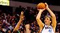Boston Celtics Chris Wilcox (l.) kann Dirk Nowitzki nicht am Wurf hindern.