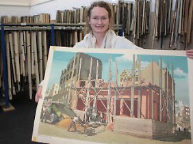 Die Leiterin der Forschungsstelle für Historische Bildmedien in Würzburg, Ina Katharina Uphoff, mit einem der rund 20.000 Lehrtafeln.
