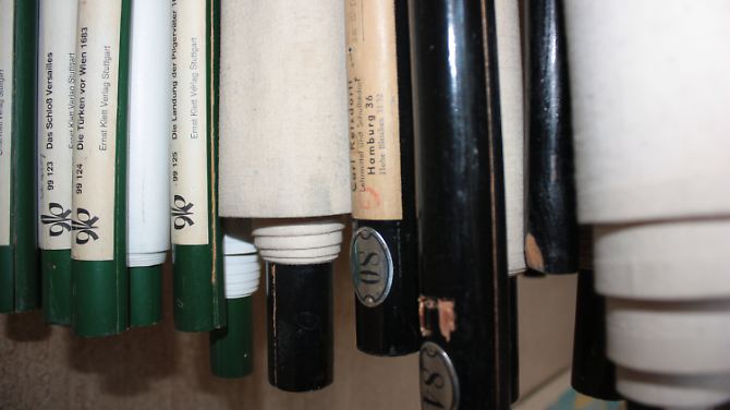 Aufgerollte Schulwandbilder in der Forschungsstelle für Historische Bildmedien in Würzburg. Dort lagert das europaweit größte Archiv für Schulwandbilder.