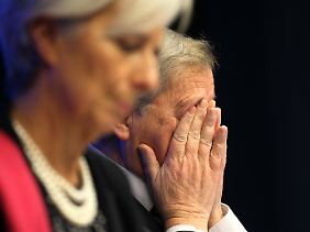 Schlaf-Defizite: ein müder Eurogruppen-Chef Jean-Claude Juncker neben IWF-Chefin Christine Lagarde.