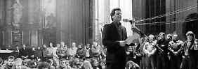 Joachim Gauck spricht im Herbst 1989 während einer Fürbittandacht in der Marienkirche in Rostock.