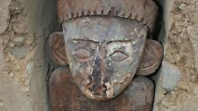Die Holzfiguren tragen menschliche Züge.