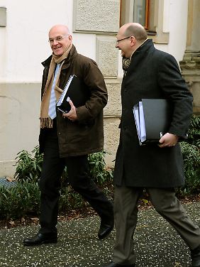 Der SPD-Abgeordnete Heiner Bartling (l.) und der Pressesprecher der Landtagsfraktion, Olaf Reichert, auf dem Weg zum niedersächsischen Staatsgerichtshof in Bückeburg.