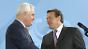 Peter Hartz überreicht Bundeskanzler Gerhard Schröder am 16. August 2002 das umstrittene Reformkonzept seiner Kommission.