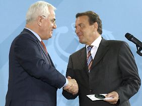 Peter Hartz überreicht Bundeskanzler Gerhard Schröder am 16. August 2002 das umstrittene Reformkonzept seiner Kommission.