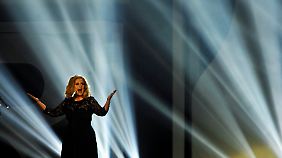 Auf der Bühne gab Adele "Rolling in the Deep" zum Besten.