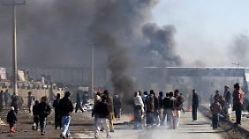 Auch in Kabul zünden wütende Demonstranten Autoreifen an und protestieren so gegen die Koran-Verbrennung in Bagram.