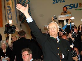 Stoiber wird voller Sehnsucht empfangen.