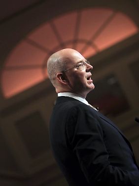 Commerzbank-Chef Blessing: Er ließ sich eine Glatze scheren, als die Haare schütter wurden. Ein ähnlich radikaler Schnitt wartet nun auf die Coba.