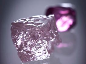 Der "Argyle Pink Jubiläum" mit einem kleineren Argyle-Pink-Diamanten im Hintergrund.