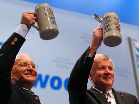 Voller Eintracht: Stoiber und Seehofer schwenken ihre Bierhumpen.