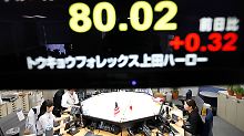 Devisenhändler in Tokio: Auf der Anzeigetafel der Wechselkurs von Yen zum Dollar.