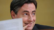 McAllister stellt im Landtag seine Beteiligung am "Nord-Süd-Dialog" dar.