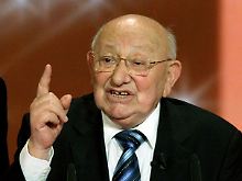 Den Zeigefinger erhebt er gern: Literaturkritiker Marcel Reich-Ranicki.