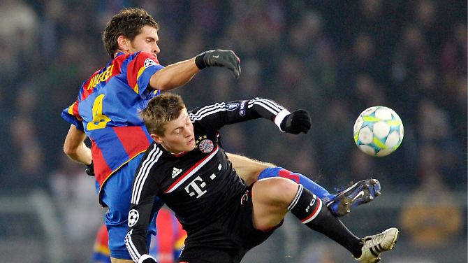 Benjamin Huggel im Zweikampf mit Bayerns Toni Kroos - nicht nur dieses Duell ging an die Schweizer.
