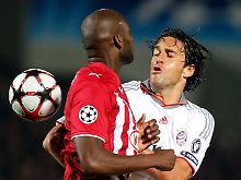 Bordeaux' Alou Diarra (l) im Duell gegen Bayerns Luca Toni.