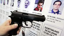 Im April 2006 präsentiert die Dortmunder Polizei eine mit der Mordwaffe baugleiche Pistole. Damals dachte niemand daran, dass die Mörder Neonazis sein könnten.