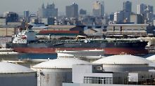 Angebot und Nachfrage: Rohöltanker vor Raffinerieanlagen im japanischen Kawasaki: 