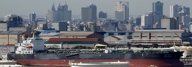 Angebot und Nachfrage: Rohöltanker vor Raffinerieanlagen im japanischen Kawasaki: 