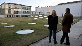 Besucher vor Bullaugen aus bruchsicherem Spezialglas die sich hinter dem "alten" Städel über der Halle des Erweiterungsbaus wölben.