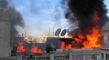 Teile von Homs stehen in Flammen.