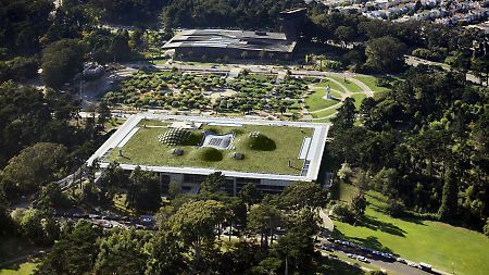 Aus der Vogelperspektive das Gebäude nur schwer zu erkennen. So fließend passt sich die "California Academy of Sciences" ...