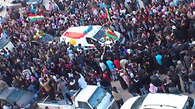 Die Trauerfeier für einen getöteten Oppositionellen in Qamishli wird zum Protest gegen das Assad-Regime.