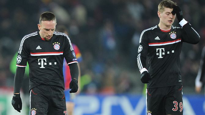Wenig amüsiert: Franck Ribéry und Toni Kroos  mit dem FC Bayern in Basel. 