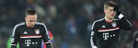 Wenig amüsiert: Franck Ribéry und Toni Kroos  mit dem FC Bayern in Basel. 