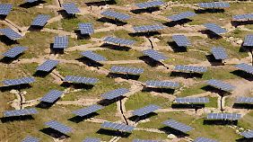 Die Luftaufnahme zeigt Solarpanels nahe Lauchhammer in Brandenburg.