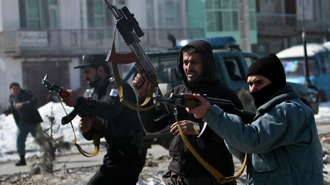 Afghanische Polizisten feuern auf protestierende Landsleute.
