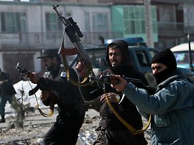Afghanische Polizisten feuern auf protestierende Landsleute.