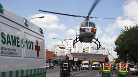 Hubschrauber fliegen schwer verletzte Menschen ins Krankenhaus.