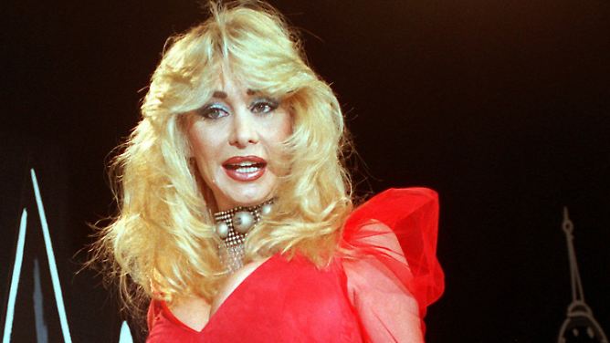 "Es gibt nichts zu bereuen": 40 Jahre Porno-Queen Dolly Buster