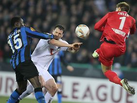 Wenn nötig, räumte H96-Keeper Ron-Robert Zieler auch seine eigenen Mitspieler ab. Das bekam hier Mario Eggimann zu spüren.