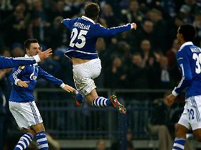 Flugstunde mit Klaas-Jan: Huntelaar feiert eines seiner drei Tore gegen Viktoria Pilsen.