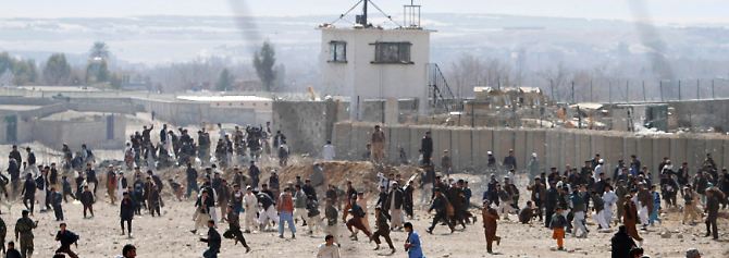 Aufgebrachte Afghanen vor dem US-Stützpunkt Mehterlam, östlich von Kabul.