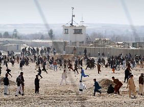 Aufgebrachte Afghanen vor dem US-Stützpunkt Mehterlam, ebenfalls östlich von Kabul.