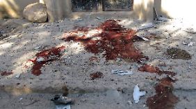 Blut vor einem Haus in der westsyrischen Stadt Al-Qusayr. Hier soll eine Frau bei einem Bombardement durch die syrische Armee gestorben sein.