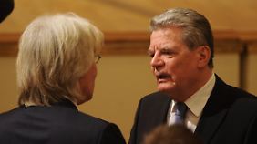 Am Rande der Gedenkfeier unterhalten sich der künftige Bundespräsident Joachim Gauck und der türkische Botschafter Hüseyin Avni Karslioglu.