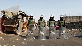 Afghanische Polizisten beschützen die US-Militärbasis in Bagram.