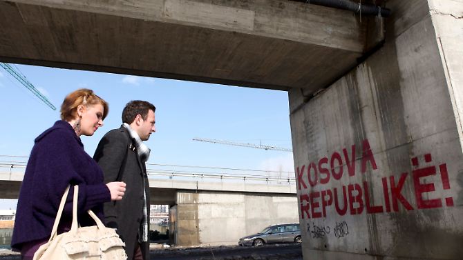 Das gestrichene Wort "Republik" sorgt im Kosovo für große Aufregung.