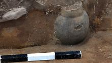 Von Archäologen freigelegte Urne auf dem Gräberfeld Steinfurth.