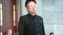 Während sein Volk hungert, lässt sich Nordkoreas Staatschef Kim Jong Il immer wieder "als größten vom Himmel erschaffenen Menschen" feiern.