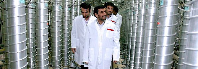 Irans Präsident Ahmadinedschad zu Besuch in der Atomanlage in Natans.