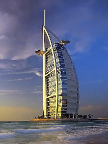 Das 321 m hohe Luxushotel "Burj al-Arab" vor der Küste Dubais.